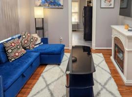 11 Mi to Manhattan Pet-Friendly Duplex with Yard!，位于提内克的酒店