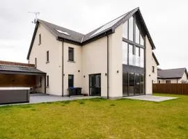 Modern house with hot tub, perfect night away!