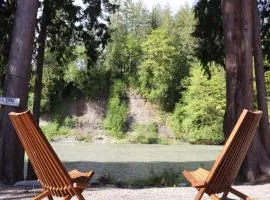 Riverfront w Cedar Hottub, Sauna, Movie Theatre