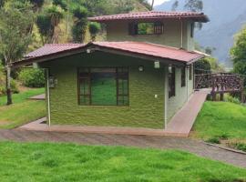 "Casa Verde" en Baños de Agua Santa con vista al volcán Tungurahua，位于巴尼奥斯的别墅