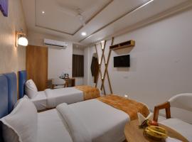 Click Hotel Tulsi Jamnagar 7 mins from Reliance Industrial Township，位于贾姆讷格尔的酒店