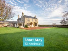 Easter Kincaple Farmhouse, Sleeps 16, St Andrews，位于圣安德鲁斯的乡间豪华旅馆