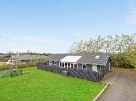 Four-Bedroom Holiday Home In Tarm，位于察姆的酒店