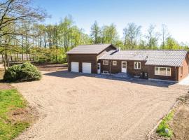 Five-Bedroom Holiday Home In Kibak，位于Ørbæk的豪华型酒店