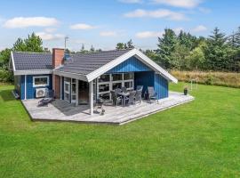Nice Home In Ringkøbing With Kitchen，位于灵克宾的酒店