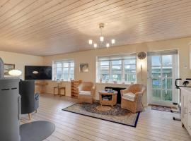 Nice Home In Thyborøn With Wifi，位于曲博伦的酒店