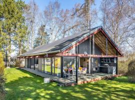 2 Bedroom Cozy Home In Dronningmølle，位于德隆宁莫勒的酒店