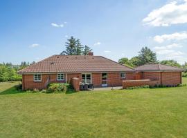 Stunning Home In Ulfborg With Kitchen，位于乌尔夫堡的酒店