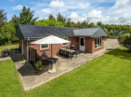 Beautiful Home In Ringkøbing With Wifi，位于灵克宾的酒店