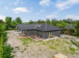 Cozy Home In Juelsminde With Wifi，位于森讷比的酒店