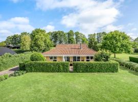 Holiday Home Rønnebærvænget Hejls V，位于海耶斯的带按摩浴缸的酒店