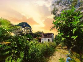 Espectacular Casa-Bonobo house al lado del rio，位于阿卡西亚斯的乡村别墅