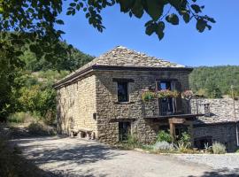 Country old stone house immerse in nature，位于Lequio Berria的酒店