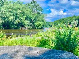 Scenic Views & River Access, Cozy River Home，位于Montague的酒店