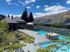 Cardrona Mountain Chalet with Pool and Jacuzzi，位于卡德罗纳的公寓