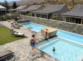 Cardrona Villa with Pool and Jacuzzi，位于卡德罗纳的酒店