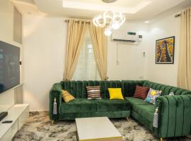 Discover 8-Bedrooms Lakeside Apartment Living Free WiFi And Well Secured，位于Amuwo的酒店