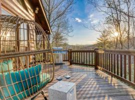 Serene Cabin*Mountain Views*Hot Tub*Large Decks，位于车里罗格的酒店