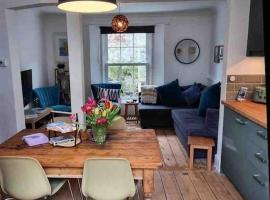 Mermaid Cottage Teignmouth by the beach SLEEPS 7，位于廷茅斯的酒店