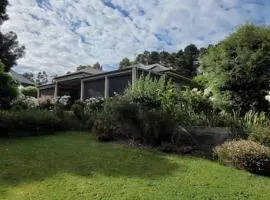 Quiet family retreat getaway - Wildlife Park, Sovereign Hill, Kryall Castle and city at your door - modern house, 8 guests, 4 bedrooms, 5 beds