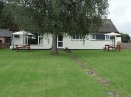 Bungalow in lovely setting.Ten minutes to Longleat，位于North Bradley的度假屋