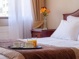 HOTEL EL DORADO，位于康塞普西翁的带停车场的酒店