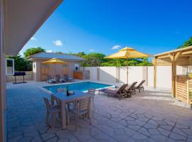 Lovely Caribbean family villa with private pool，位于威廉斯塔德的乡村别墅