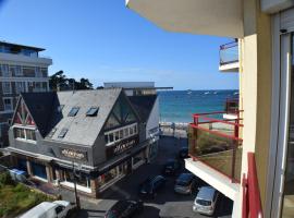 Appt Perros Guirec sur plage Trestraou et côte granit rose，位于佩罗斯-吉雷克的低价酒店
