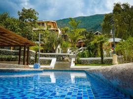 Uzhupud Garden Hotel & Lodge，位于Paute的酒店