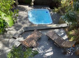Harbord House - Ocean views, plunge pool, 2 bed, free-wi-fi, superb location，位于Freshwater淡水海滩附近的酒店