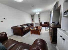 Spacious 3-bed Luxury Maidstone Kent Home - Wi-Fi & Parking，位于Kent的低价酒店