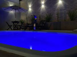 Casa com piscina e um quarto com ar split pé na areia a 50 metros da praia，位于普拉杜的酒店
