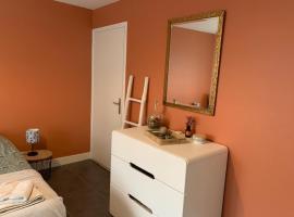 chambre indépendante chez particuliers avec salle de bain privative，位于昂斯的酒店