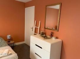 chambre indépendante chez particuliers avec salle de bain privative，位于昂斯博若莱高尔夫俱乐部附近的酒店