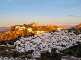 Stylish 3 bed house 2 bathrooms with patio, roof terrace and communal pool 5 minutes away from the beautiful Spanish white village of Casares Pueblo and only 20 mins from the sea，位于卡萨雷斯的乡间豪华旅馆