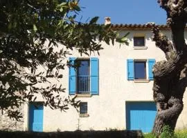 Au calme en campagne au milieu des oliviers centenaires