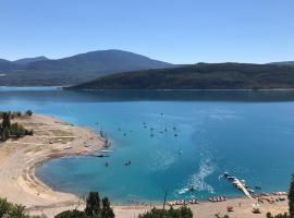 Les Gites du Verdon, côté lac (studio et T2)，位于韦尔东的圣克鲁瓦的家庭/亲子酒店