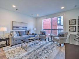 Downtown Traverse City Condo Less Than half Mi to Beach!，位于特拉弗斯城的酒店
