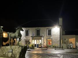 Feathers Royal Hotel，位于阿博伦的酒店