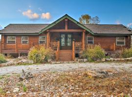 Walk to Table Rock Lake: Spacious Home w/ Deck!，位于Shell Knob的酒店