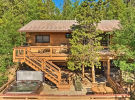 1 Mi to Peak 7: Home w/ Hot Tub in Breckenridge!，位于布雷肯里奇的酒店