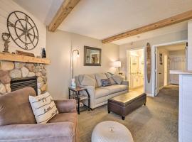 Updated Onekama Resort Condo on Portage Lake!，位于Onekama的酒店