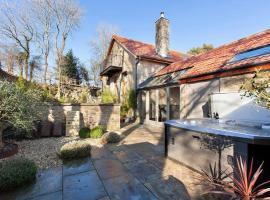 The Little Barn @ Bath With LARGE Hot Tub，位于巴斯的酒店