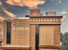 OM Clarks Inn Raebareli，位于Rāe Bareli的酒店