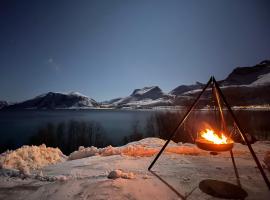 Beautiful view - close to the sea, mountains and nature，位于Kvaløya的酒店