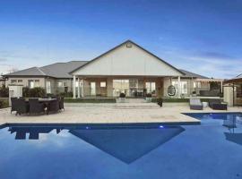 The York Residence in Hartley NSW - Newly Listed，位于Hartley的带按摩浴缸的酒店