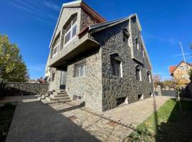 Magnifique villa - 5 chambres - Ifrane，位于伊夫兰的度假屋