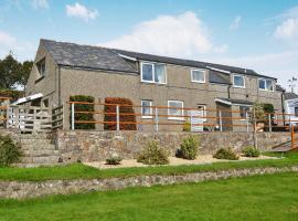 Ffron Erch Cottages - 2712，位于Llanarmon的带停车场的酒店