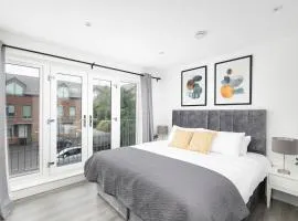Skyvillion - London Enfield Chase Apartments with Parking & Wifi