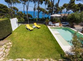 Luxury villa in front of the beach ALBA，位于卡莱利亚德帕拉弗鲁赫尔的酒店